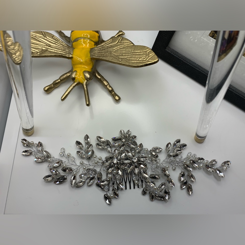 Beautiful Rhinestone and Pearl Head Hair Comb